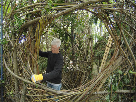 Patrick Dougherty builds sculpture